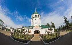 Il Monastero Znamensky si trova leggermente fuori dal centro di Irkutsk, vicino alla confluenza del fiume Ushakovka con l’Angara.