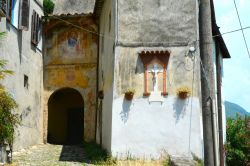 Monteggiori di  Camaiore in Toscana: un affresco sulla porta d'accesso al piccolo borgo della provincia di Lucca - © Fabio Caironi / Shutterstock.com