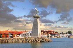 Il Monumento a San Nicola, patrono dei naviganti, è stato realizzato nel 2006 a Nesebăr (Bulgaria) - © Belikart / Shutterstock.com