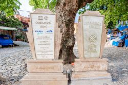 Monumento nello storico villaggio di Cumalikizik, popolare destinazione turistica della Turchia. Siamo nei pressi della città di Bursa situata a sud del mar di Marmara - © isa_ozdere ...