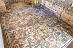 Mosaici di Villa Romana del Casale a Piazza Armerina, Sicilia. La scoperta di questa antica villa e dei suoi mosaici si deve a Gino Vinicio Gentili nel 1950 in seguito a segnalazioni degli abitanti ...