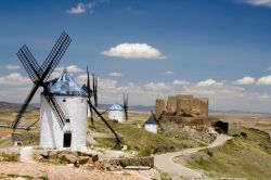 I mulini a vento e il castello di Consuegra, Spagna - © mtrommer / iStockphoto LP. 