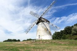 Un mulino a vento nella campagna di Krefeld, Germania. La cittadina della Renania Settentrionale-Westfalia è circondata da zone verdi e boschi.



