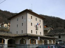 Il Municipio del Comune di Saint-Oyen, Valle d'Aosta. Siamo lungo la strada che conduce al Passo del Gran San Bernardo