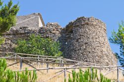 Mura fortificate a Sant'Agata di Puglia, Italia. Il borgo medievale conserva tracce del passato grazie anche alle sue spesse mura.

