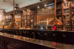 Il bar all'interno del Museo del Ron (Museo del Rum) all'Avana (Cuba) - © Matyas Rehak / Shutterstock.com