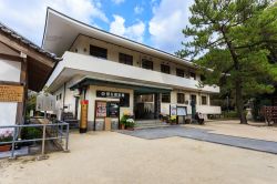 Il Museo Storico di Kanko a Fukuoka, Giappone. Si trova a Dazaifu Tenmangu e illustra i principali eventi della vita di Michizane, poeta e politico giapponese dell'antichità, grazie  ...