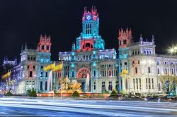 Luci natalizie a Madrid in Plaza de Cibeles ...