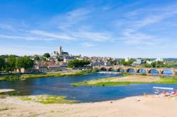 Nevers e il fiume della Loira fotografati in estate, Francia