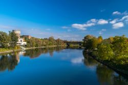 Paesaggio autunnale sul Danubio a Ingolstadt, Germania. E' una città dai mille volti, ricca di storia e di tradizioni. Centro universitario e di shopping, questa località della ...