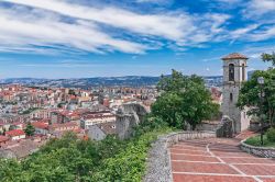 Paesaggio di Campobasso con la torre campanaria, Molise, Italia.



