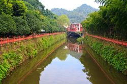 Paesaggio di un parco nella cittadina di Leshan, Cina.

