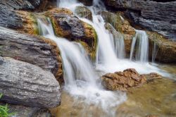 Paesaggio naturale a Marne-la-Vallee, Francia: una graziosa cascata d'acqua fra le rocce.
