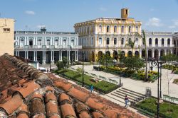 Palazzi coloniali a Sancti Spiritus, Cuba. Piazza San Francesco ospita l'hotel Perla e altri edifici storici eretti durante la dominazione coloniale. Prima che fosse costruito questo hotel, ...