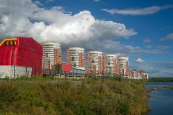 Alcuni palazzi costruiti sulla riva del fiume Angara nella città di Irkutsk, in Siberia.