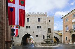 Il Palazzo del Podestà domina l'aspetto della piazza centrae di Fabriano nelle Marche