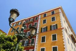 Palazzo di Bastia, Corsica. Uno scorcio fotografico di questa città del nord est dell'isola caratterizzata da una bella e lineare architettura.

