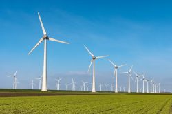 Pale eoliche nel parco Westermeerwind, Flevoland, Paesi Bassi. Questo parco, con 48 turbine eoliche da 3 megawatt disposte su due fila, sorge lungo le dighe del Noordoostpolder.
