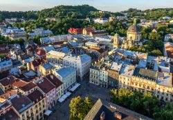 Panaroma dall'alto del centro di Lviv, Ucraina. Da sempre mercato agricolo e del bestiame, Lviv è anche un importante centro artistico che rivaleggia con la capitae Kiev come capitale ...