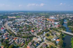 Panorama aereo della città di Lamphun, Thailandia. Questa località si trova 26 km a sud di Chiang Mai nella valle del fiume Ping.



