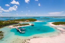 Panorama aereo di una delle isole esotiche di Exuma con edifici tradizionali e moli per barche e yachts, Bahamas.

