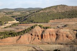 Panorama agreste nei pressi di Nuevalos, Spagna. L'ocra della terra mette in risalto il verde della vegetazione.
