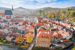 Veduta panoramica dall'alto del centro storico di Cesky Krumlov, Repubblica Ceca -  il centro di Cesky Krumlov, racchiuso in un'area dalla curiosa forma a ferro di cavallo dal corso ...