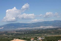 Il panorama che si goda da Maida (frazione S. Pietro) in direzione nord, dove si trova anche la frazione di Vena, abitata da una comunità albanese. Siamo in Calabria non distanti da Catanzaro ...