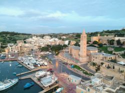 Panorama dall'alto del porto di Marsascala (isola di Malta) con la vecchia chiesa.

