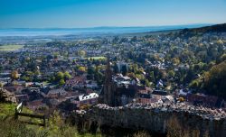 Panorama dall'alto del villaggio di Thann nei monti Vosgi, Alsazia, Francia. Secondo la leggenda, questa cittadina ebbe origine da un miracolo attribuito a San Ubaldo, vescovo di Gubbio.
 ...