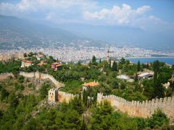 Panorama dall'alto della cittadina di Alanya, Turchia. Grazie alla sua posizione strategica, Alanya è stata un'importante roccaforte per molti imperi, da quello tolemaico a quello ...