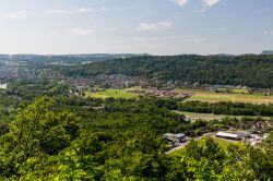 Panorama dall'alto dell'area nei pressi di Brugg, Svizzera: questa regione, nota come "castello d'acqua", vede confluire tre fiumi del Mittelland: l'Aare, la Reuss ...