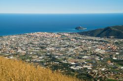 Panorama dall'alto di Albenga e dell'isola Gallinara, Liguria. Una bella veduta del mare e della campagna attorno alla città.



