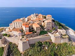 Panorama dall'alto di Calvi, Corsica. Situata sulla costa nord occidentale del paese, questa cittadina è conosciuta per le spiagge e per la baia a mezzaluna.
