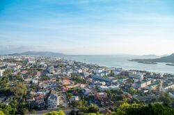 Panorama dall'alto di Songkhla dal monte Tang Kuan, Thailandia.

