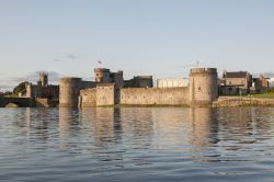 Panorama del King John Castle a Limerick, Irlanda. I resti di questo insediamento vichingo sono stati scoperti in occasione della costruzione di un centro per i turisti.
