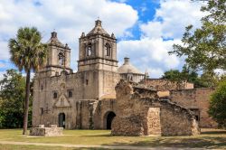 Panorama della Mission Concepcion a San Antonio, Texas. Fu fondata dai francescani nel 1716; nel 1970 le sue rovine sono state dichiarate monumento storico nazionale.
