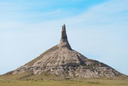 Panorama di Chimney Rock, Nebraska. Si tratta di una formazione rocciosa geologica situata nella contea di Morrill. Durante la metà del XIX° secolo, era punto di riferimento lungo ...