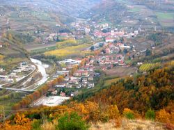 Panorama di Cortemilia, provincia di Cuneo, Piemonte Di Corrado Destefanis - Opera propria, CC BY-SA 3.0, Collegamento