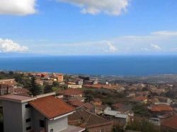 Il panorama di Sant Alfio , la costa orientale della Sicilia e il mar Jonio