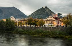 Panorama di Sora, nel Lazio: in primo piano il Fiume Liri, sullo sfondo la collina di San Casto