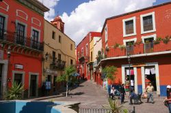 Panorama di una via di Guanajuato, Messico. Fondata nel 1554, questa città si trova in una delle più ricche miniere d'argento del Messico ed è conosciuta per le suggestive ...