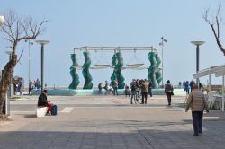 Panorama invernale del lungomare di Riccione, Emilia Romagna. Anche in inverno è una cittadina vivace e attiva che propone una ricca offerta culturale, musicale e ricreativa - © ...