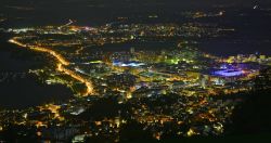 Panorama notturno dall'alto della città di Zugo, Svizzera. E' considerata la perla nascosta del territorio svizzero con i suoi vicoletti stretti che accompagnano alla scoperta ...