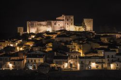 Panorama notturno di Melfi e il suo grande Castello Normanno, punto riferimento di tutta la porzione settentrionale della Basilicata