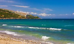 Panorama su spiaggia e colline a Kusadasi, Turchia - Situata in mezzo a splendidi paesaggi costieri e a importanti siti archeologici, fra cui Mileto, Priene e Didyma, Kusadasi, un tempo piccolo ...