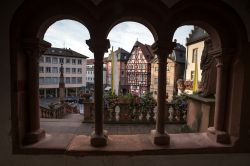 Panorama su Stiftskirchenplatz nel centro di Aschaffenburg, Germania. Qui sorgono edifici e palazzi storici fra cui splendide case con la facciata decorata da travi in legno.
