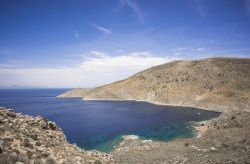 Panorama sulla baia di Tilos, Grecia. Le acque cristalline dell'Egeo lambiscono quest'isola dell'arcipelago del Dodecaneso.

