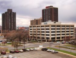 Panorama sull'Upstate Health Care Center, con Presidential Plaza e le Madison Towers su South Townsend Street a Syracuse, New York, USA - © debra millet / Shutterstock.com