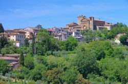 Panzano in Chianti, provincia di Firenze: la parte più antica del borgo è il castello di cui sono conservati alcuni tratti di mura e le torri d'angolo.  